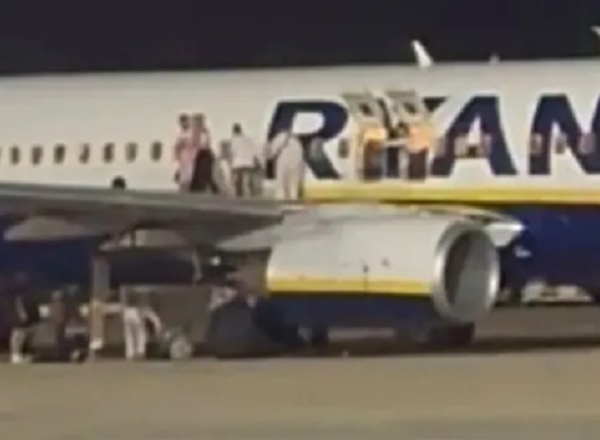 VIDEO - Mai mulți răniţi, în urma unei alarme de incendiu la bordul unui avion Ryanair! Aeronava trebuia să plece din Palma de Mallorca spre Machester