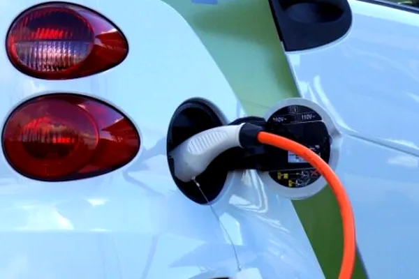 Din 2028, Marea Britanie va taxa mașinile electrice la milă