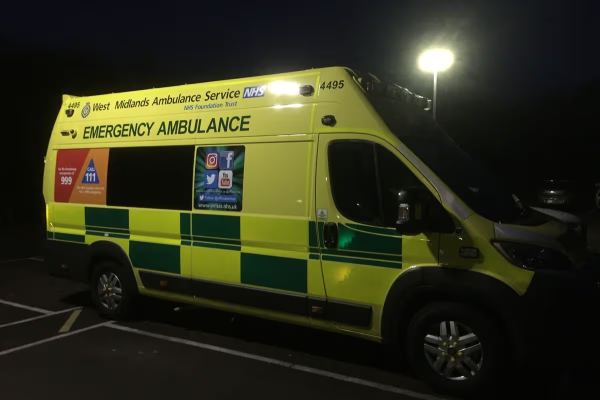 Român din Marea Britanie, condamnat după ce a agresat două cadre medicale de pe ambulanță și a prins-o pe una de sâni