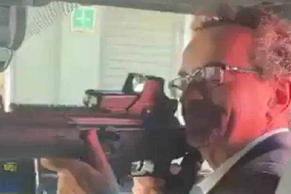 VIDEO - Ambasadorul Marii Britanii în Mexic, demis după ce a îndreptat arma către un angajat al ambasadei