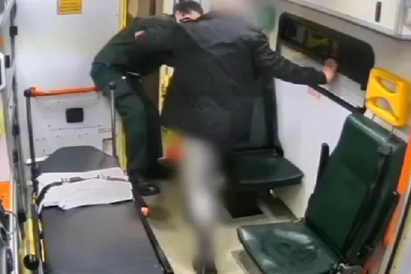 VIDEO șocant în Londra! Un pacient român atacă violent un paramedic în ambulanță
