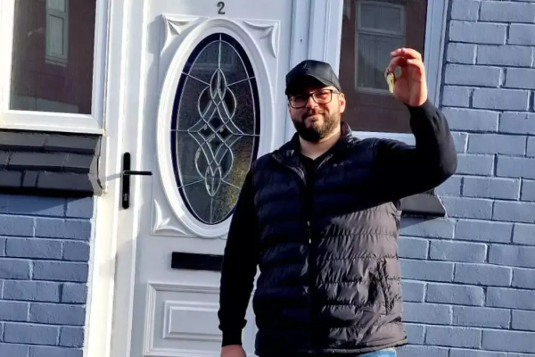 Cum a reuşit un român din Oradea să-şi cumpere opt case în UK: 