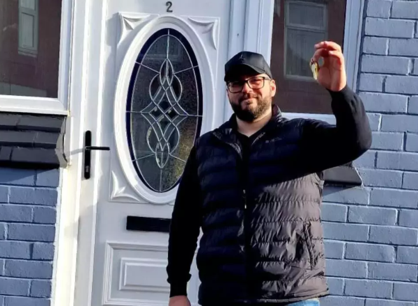 Cum a reuşit un român din Oradea să-şi cumpere opt case în UK: 