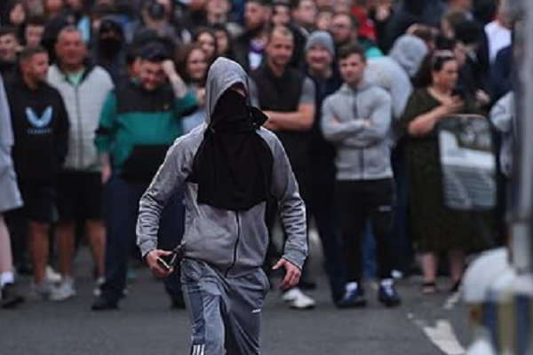 Consulul Romaniei la Edinburgh, discutii cu autoritatile din Irlanda de Nord privind stoparea violentelor. „Proceduri penale impotriva celor implicati”