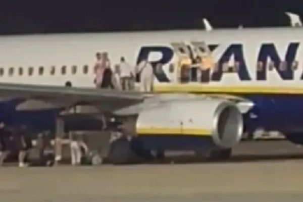 VIDEO - Mai mulți răniţi, în urma unei alarme de incendiu la bordul unui avion Ryanair! Aeronava trebuia să plece din Palma de Mallorca spre Machester