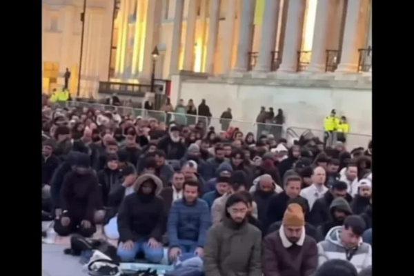 Scandal politic la Londra după ce mii de musulmani s-au rugat în Trafalgar Square