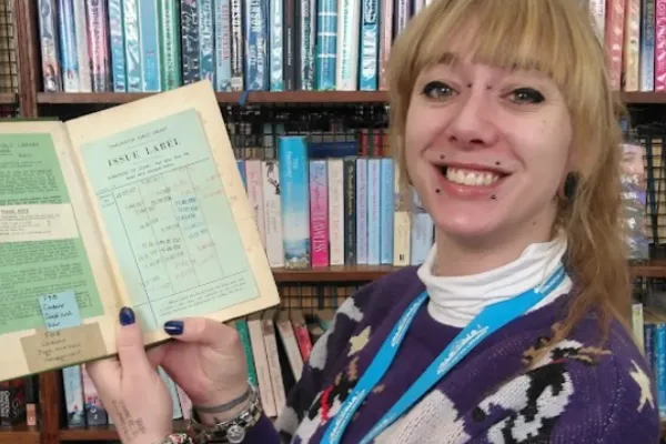 Carte returnată la bibliotecă după mai bine de 60 de ani, într-un oraș din Marea Britanie. Amenda a fost anulată