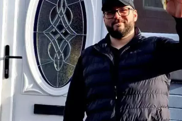 Cum a reuşit un român din Oradea să-şi cumpere opt case în UK: 
