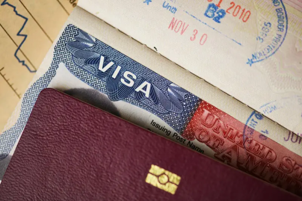 SUA confirmă că ridicarea vizelor pentru români se amână - Se reanalizează includerea României în Visa Waiver