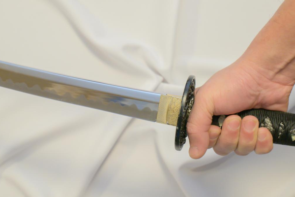 Săbiile ninja, interzise în Marea Britanie! Mii de arme au fost deja predate