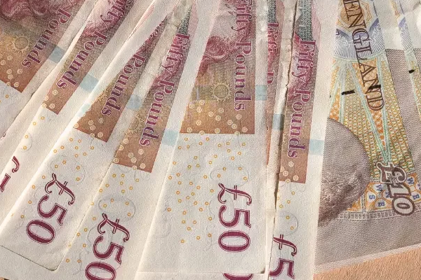 Jaf de proporții în UK! Români, acuzați că au golit Fiscul britanic de 50 de milioane de lire