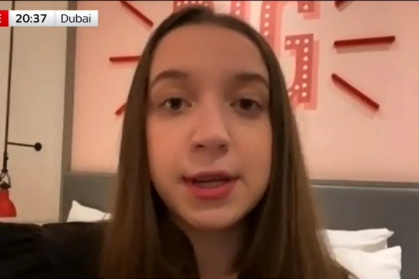 YouTuberiță româncă stabilită la Londra, blocată în Dubai după închiderea spațiului aerian