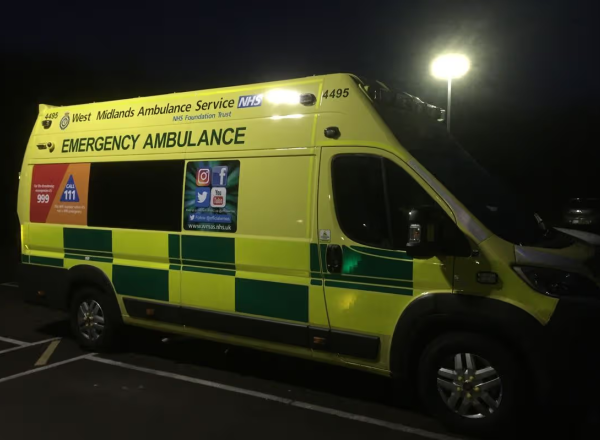 Român din Marea Britanie, condamnat după ce a agresat două cadre medicale de pe ambulanță și a prins-o pe una de sâni
