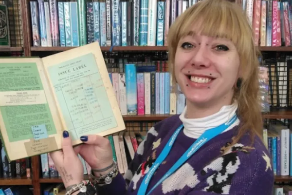 Carte returnată la bibliotecă după mai bine de 60 de ani, într-un oraș din Marea Britanie. Amenda a fost anulată