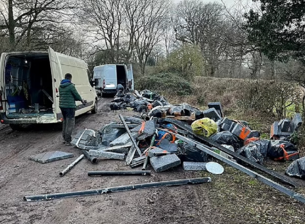Români blocați de localnici în timp ce aruncau sute de kilograme de gunoi pe un drum de lângă Birmingham