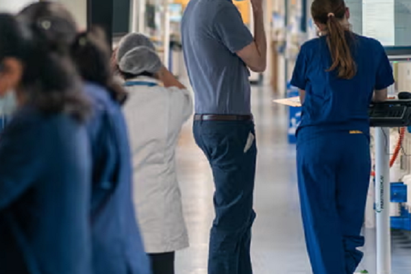 Medicii evită să profeseze în Marea Britanie din cauza salariilor mici. Țările pe care le preferă