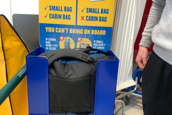 Ryanair ia în considerare creșterea bonusului acordat personalului pentru interceptarea bagajelor supradimensionate
