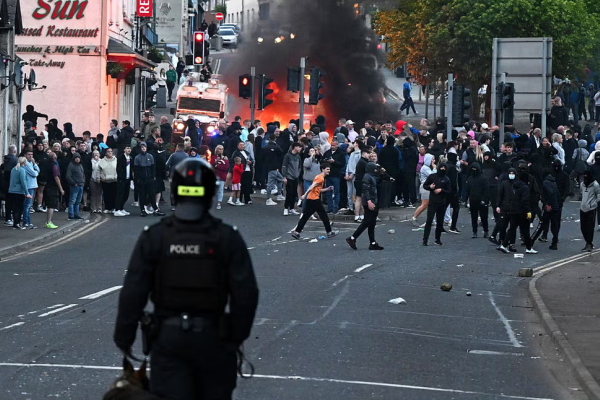 Poliția lucrează „zi și noapte” pentru a-i prinde pe protestatarii violenți din Irlanda de Nord