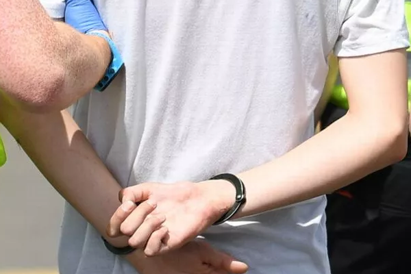 Doi fugari români, condamnați la închisoare pentru ultraj și infracțiuni rutiere, prinși în Marea Britanie