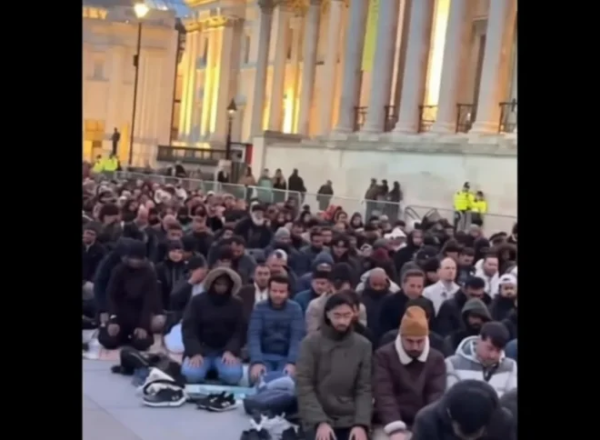 Scandal politic la Londra după ce mii de musulmani s-au rugat în Trafalgar Square