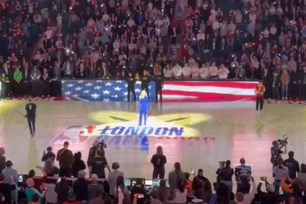 VIDEO - Imnul național al SUA, întrerupt la un meci NBA din Londra de scandarea „Lăsați Groenlanda în pace”
