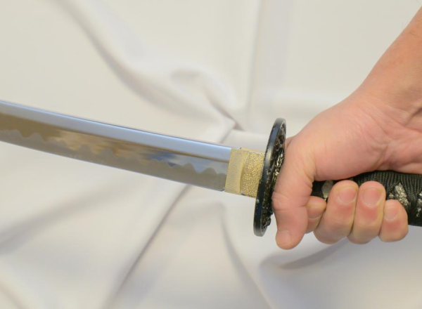 Săbiile ninja, interzise în Marea Britanie! Mii de arme au fost deja predate