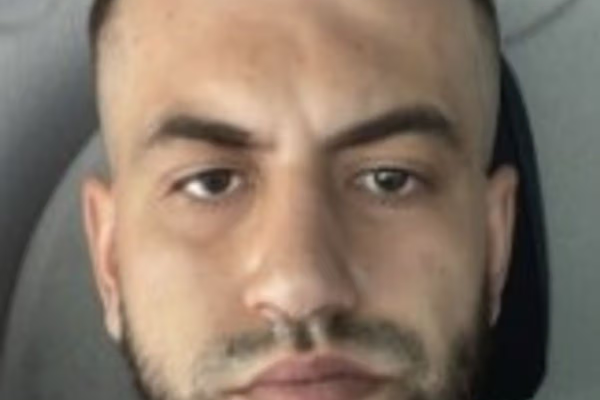 Autoritățile britanice caută un fugar român dat în urmărire pentru fapte de imigrație ilegală. Acesta s-ar afla în Birmingham
