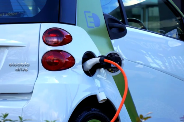 Din 2028, Marea Britanie va taxa mașinile electrice la milă