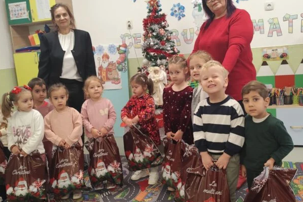 Parohia ortodoxă românească din Birmingham a oferit daruri pentru 470 de copii din România