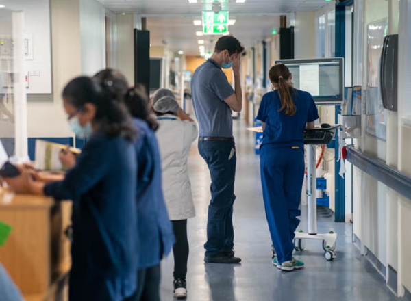 Medicii evită să profeseze în Marea Britanie din cauza salariilor mici. Țările pe care le preferă