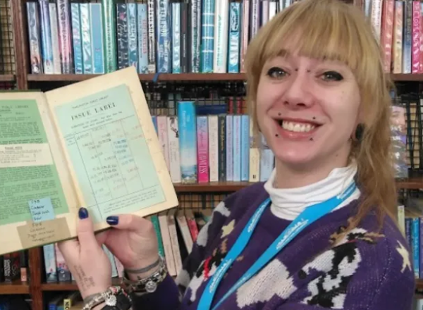 Carte returnată la bibliotecă după mai bine de 60 de ani, într-un oraș din Marea Britanie. Amenda a fost anulată