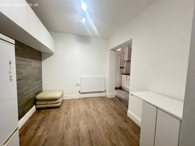 1 bedroom flat in E11 4PB