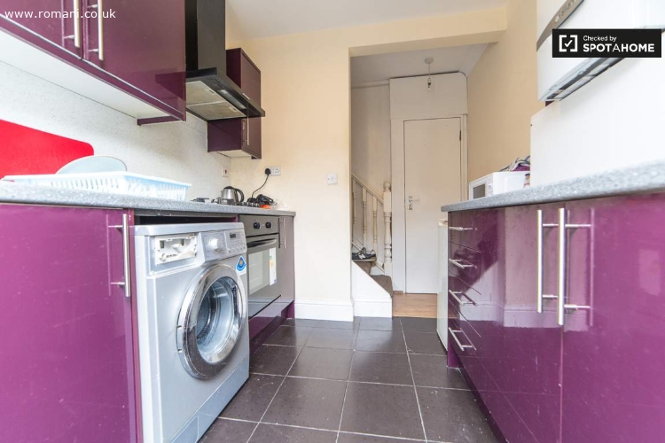 5 bedroom flat  in IG6 2QX