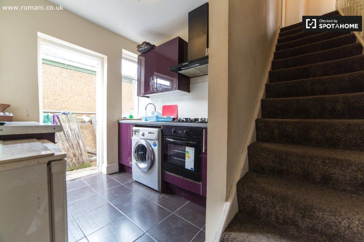 5 bedroom flat  in IG6 2QX