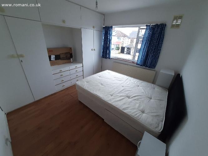Camera dubla in HA2 (South Harrow-South Ruislip-Northolt)