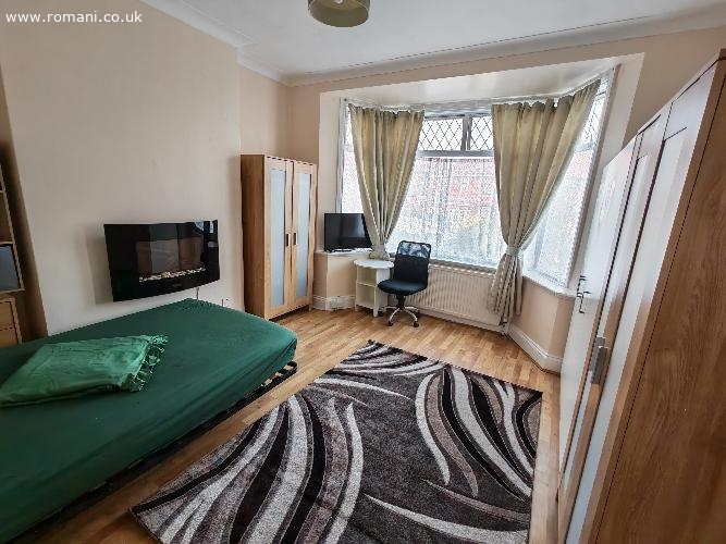 Camera dubla mare in Colindale