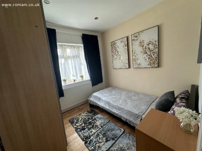 Camera single in Neasden £520/luna