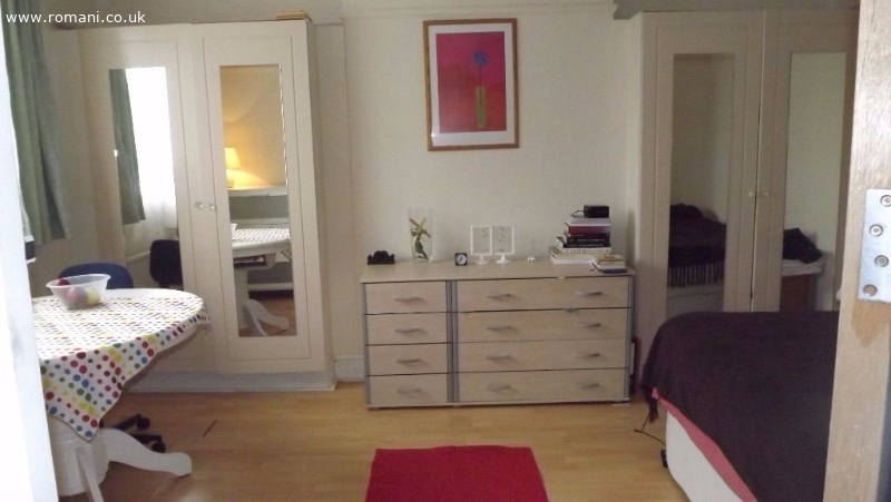 Camera single in Neasden libera imediat