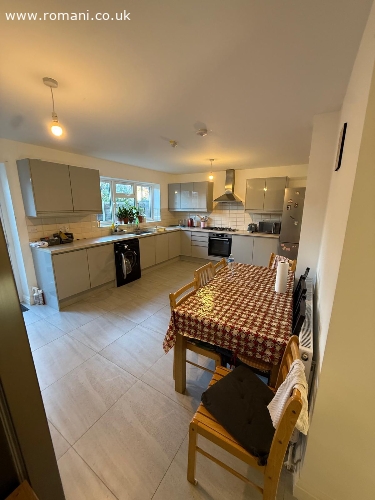 Casă cu 4 camere in RM6 5QH