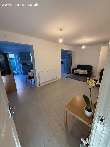 Casa cu 4 camere in RM6 5QH