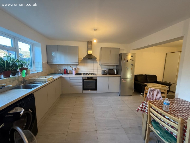 Casă cu 4 camere in RM6 5QH