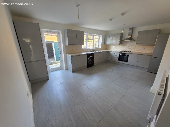 Casă cu 4 camere in RM6 5QH