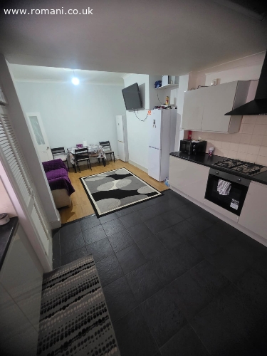 Casă cu 5 camere în E12 5BD