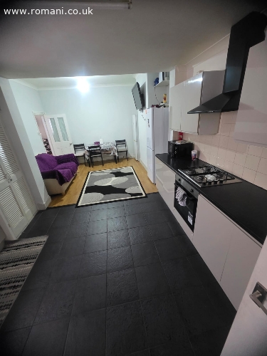 Casa cu 5 camere in E12 5BD