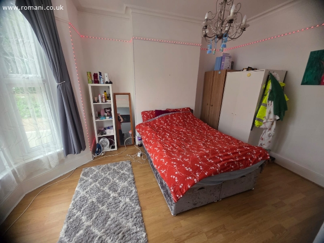 Casă cu 5 camere în E12 5BD