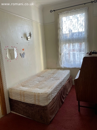 Două camere în aceeași casă IG3 8UE