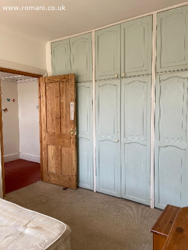 Două camere în aceeași casă IG3 8UE