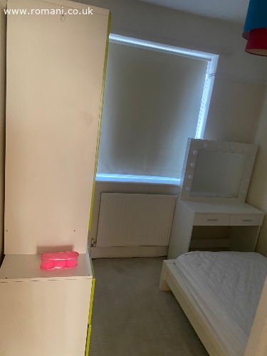 Dubla si single Finchley