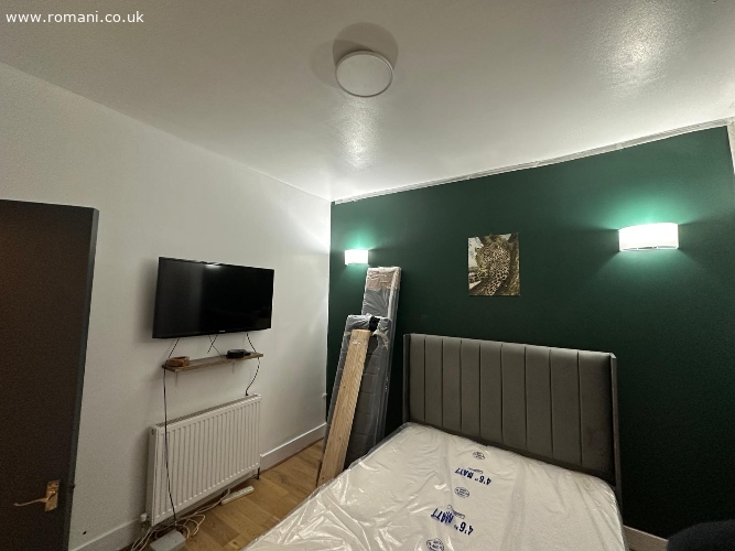 Inchiriez camera dubla in Edmonton Green
