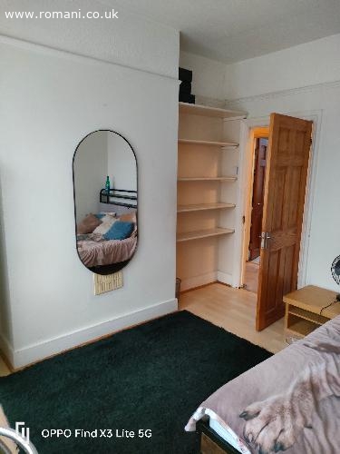 Închiriez camera dublă .